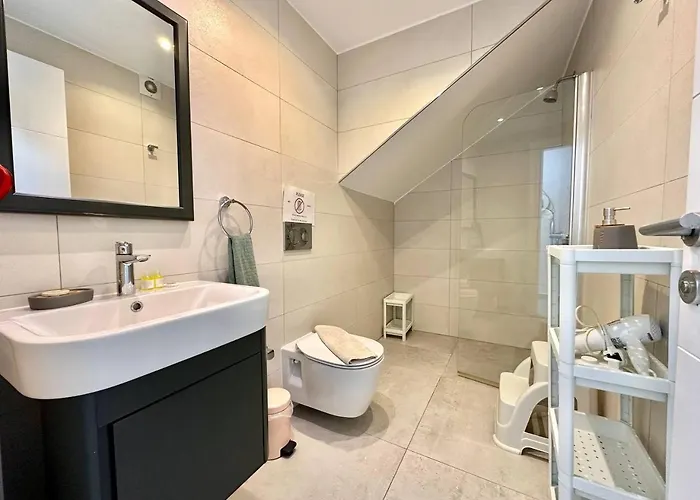 Retreat, Block B1, Unit15